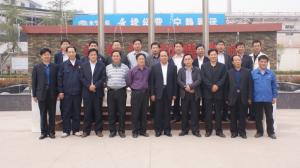 2012年4月我公司與洛寧當(dāng)?shù)囟嗉业V產(chǎn)企業(yè)達(dá)成戰(zhàn)略合作關(guān)系，參加簽約儀式的各位領(lǐng)導(dǎo)及企業(yè)代表在我公司合影留念。